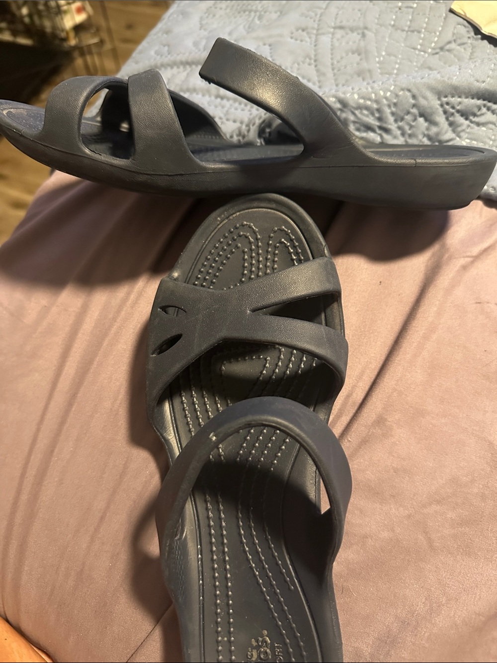 Crocks size 8 flip flops - Picture 2 of 3